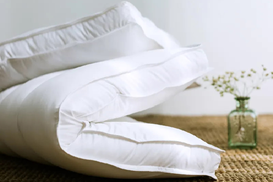 Что такое ортопедическая подушка и как правильно спать на ней?